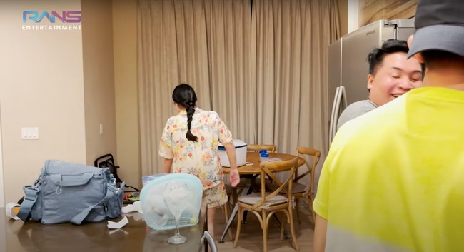 Di sebelah dapurnya terdapat meja makan yang dilengkapi dengan 4 kursi. Walaupun tidak besar namun ruang makan tersebut terlihat cukup nyaman. Foto: YouTube/Rans Entertainment