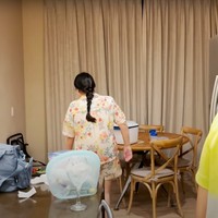 Di sebelah dapurnya terdapat meja makan yang dilengkapi dengan 4 kursi. Walaupun tidak besar namun ruang makan tersebut terlihat cukup nyaman. Foto: YouTube/Rans Entertainment