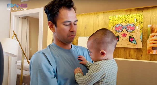 Rumah yang didominasi oleh warna coklat itu dilengkapi dengan beberapa lukisan yang membuatnya jadi terkesan lebih estetik. Ditambah dengan lampu berwarna kuning, tempat tinggal Raffi dan Nagita selama di Orlando itu jadi terlihat semakin elegan. Foto: YouTube/Rans Entertainment