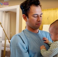 Rumah yang didominasi oleh warna coklat itu dilengkapi dengan beberapa lukisan yang membuatnya jadi terkesan lebih estetik. Ditambah dengan lampu berwarna kuning, tempat tinggal Raffi dan Nagita selama di Orlando itu jadi terlihat semakin elegan. Foto: YouTube/Rans Entertainment