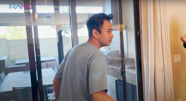 Cukup luas, bagian belakang tempat tinggal Nagita dan Raffi selama di Orlando itu memiliki ruangan untuk duduk-duduk dan bersantai. Ruangan tersebut tampak disekat dengan pintu kaca. Foto: YouTube/Rans Entertainment