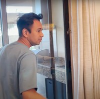 Cukup luas, bagian belakang tempat tinggal Nagita dan Raffi selama di Orlando itu memiliki ruangan untuk duduk-duduk dan bersantai. Ruangan tersebut tampak disekat dengan pintu kaca. Foto: YouTube/Rans Entertainment