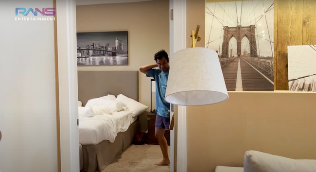 Bagian kamarnya juga tampak cozy dengan dilengkapi karpet berwarna senada. Desain tempat tinggalnya itu tampak bergaya khas Amerika. Foto: YouTube/Rans Entertainment