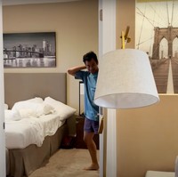 Bagian kamarnya juga tampak cozy dengan dilengkapi karpet berwarna senada. Desain tempat tinggalnya itu tampak bergaya khas Amerika. Foto: YouTube/Rans Entertainment