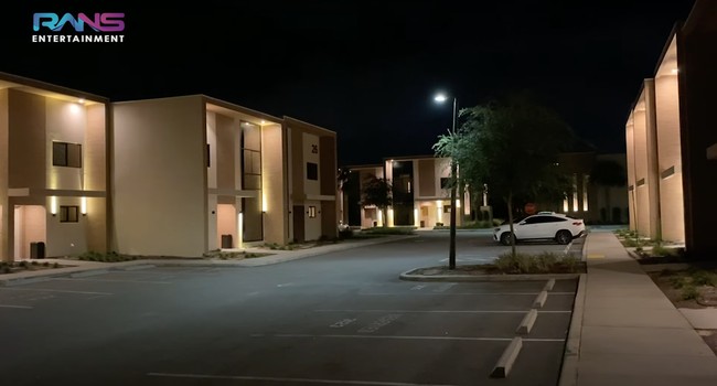 Beberapa waktu lalu Raffi Ahmad tampak memboyong keluarga dan beberapa timnya ke Amerika. Selama di sana ia dan keluarganya tampak mengunjungi berbagai tempat wisata. Raffi dan keluarganya pun berkesempatan berkunjung ke Orlando. Selama di sana, Raffi dan Nagita tinggal di sebuah rumah yang cukup nyaman dan luas. Foto: YouTube/Rans Entertainment