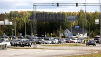 Antrean mobil melintasi perbatasan dari Rusia ke Finlandia di pos pemeriksaan perbatasan Nuijamaa di Lappeenranta, Finlandia. AP/Lauri Heino
