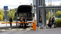 Orang-orang turun dari bus untuk menyeberangi perbatasan dari Rusia ke Finlandia di pos pemeriksaan perbatasan Nuijamaa di Lappeenranta, Finlandia, Kamis, (22/9/2022). AP/Lauri Heino