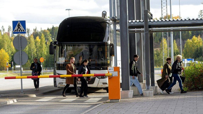 People get off a bus to cross the border from Russia to Finland at the Nuijamaa border check point in Lappeenranta, Finland, Thursday, Sept. 22, 2022. (Lauri Heino/Lehtikuva via AP)