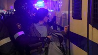 Dilaporkan Aparat Rusia menangkap lebih dari 1.300 warga yang menggelar demonstrasi menentang perintah wajib militer. Dari keseluruhan angka itu, setidaknya 520 di antaranya ditahan di Moskow, sementara 524 lainnya dibekuk di St Petersburg.   