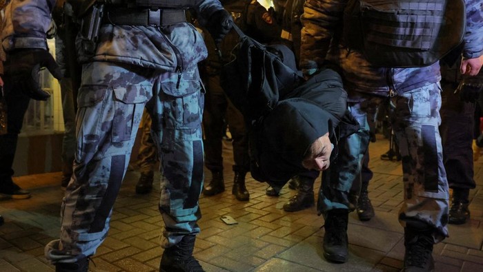 Ribuan Warga Rusia Ditangkap Saat Protes Wajib Militer Russian police officers detain a person during an unsanctioned rally, after opposition activists called for street protests against the mobilisation of reservists ordered by President Vladimir Putin, in Moscow, Russia September 21, 2022. REUTERS/REUTERS PHOTOGRAPHER