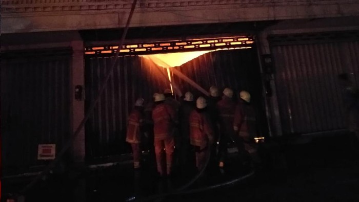 Ruko 3 lantai di Kedungdoro Surabaya terbakar