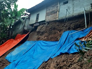 10 Rumah di Lebak Banten Menggantung Akibat Tanah Longsor