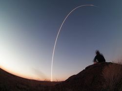 Rusia-AS Luncurkan 3 Astronaut ke Stasiun Luar Angkasa