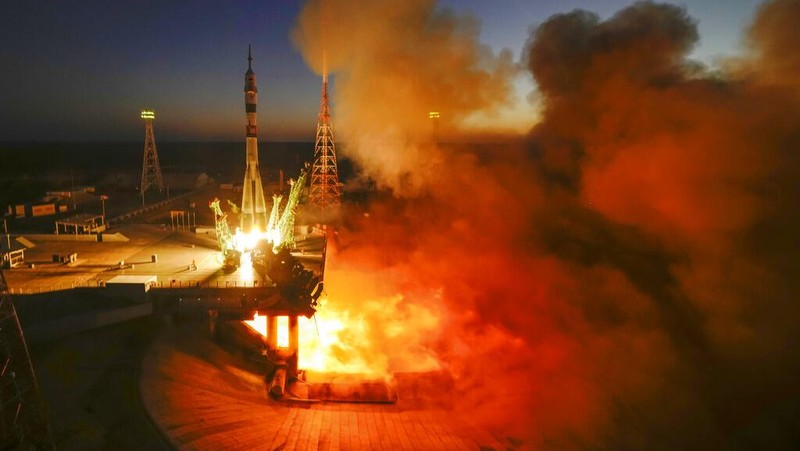 From left, NASA astronaut Frank Rubio, Roscosmos cosmonauts Sergey Prokopyev and Dmitri Petelin, members of the main crew of the expedition to the International Space Station (ISS), walk prior the launch of Soyuz MS-22 space ship at the Russian leased Baikonur cosmodrome, Kazakhstan, Wednesday, Sept. 21, 2022. (AP Photo/Dmitri Lovetsky)