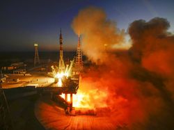 Rusia-AS Luncurkan 3 Astronaut ke Stasiun Luar Angkasa