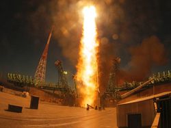 Rusia-AS Luncurkan 3 Astronaut ke Stasiun Luar Angkasa