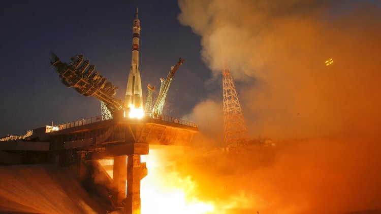 From left, NASA astronaut Frank Rubio, Roscosmos cosmonauts Sergey Prokopyev and Dmitri Petelin, members of the main crew of the expedition to the International Space Station (ISS), walk prior the launch of Soyuz MS-22 space ship at the Russian leased Baikonur cosmodrome, Kazakhstan, Wednesday, Sept. 21, 2022.(AP Photo/Dmitri Lovetsky)