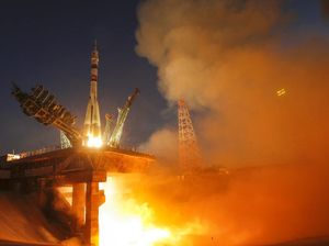 Momen Roket Soyuz Rusia Merapat ke ISS