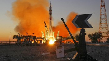 NASA dan Badan Antariksa Rusia, Rocosmos ingin terus bekerjasama terlepas dari panas-dingin hubungan AS dan Rusia. (AP Photo/Dmitri Lovetsky)