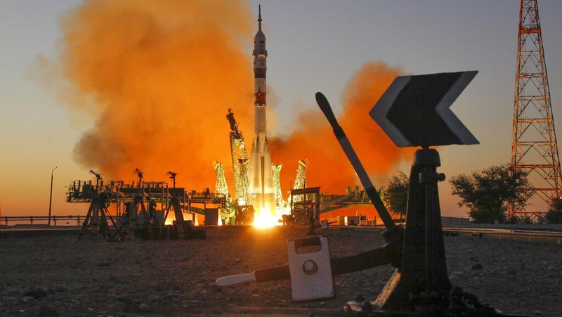From left, NASA astronaut Frank Rubio, Roscosmos cosmonauts Sergey Prokopyev and Dmitri Petelin, members of the main crew of the expedition to the International Space Station (ISS), walk prior the launch of Soyuz MS-22 space ship at the Russian leased Baikonur cosmodrome, Kazakhstan, Wednesday, Sept. 21, 2022. (AP Photo/Dmitri Lovetsky)