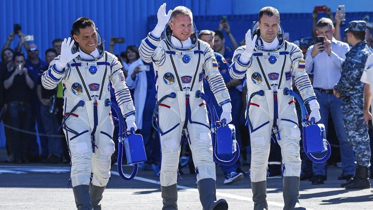 From left, NASA astronaut Frank Rubio, Roscosmos cosmonauts Sergey Prokopyev and Dmitri Petelin, members of the main crew of the expedition to the International Space Station (ISS), walk prior the launch of Soyuz MS-22 space ship at the Russian leased Baikonur cosmodrome, Kazakhstan, Wednesday, Sept. 21, 2022. (Maxim Shemetov, Pool Photo via AP)