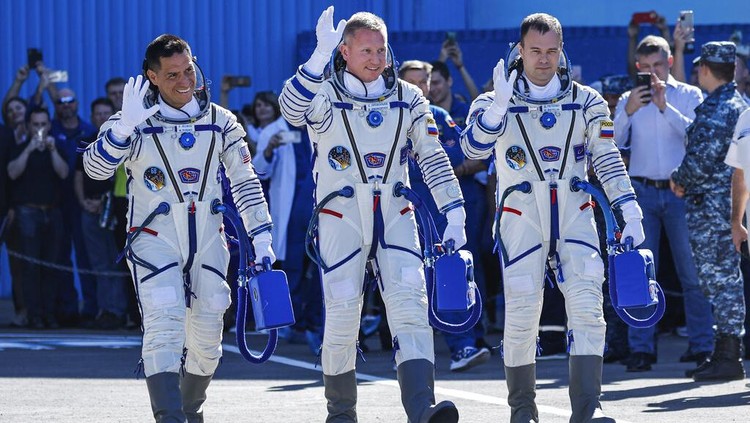 Rusia-AS Luncurkan 3 Astronot ke Stasiun Luar Angkasa From left, NASA astronaut Frank Rubio, Roscosmos cosmonauts Sergey Prokopyev and Dmitri Petelin, members of the main crew of the expedition to the International Space Station (ISS), walk prior the launch of Soyuz MS-22 space ship at the Russian leased Baikonur cosmodrome, Kazakhstan, Wednesday, Sept. 21, 2022. (Maxim Shemetov, Pool Photo via AP)