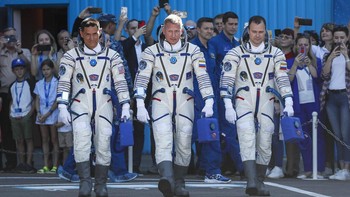 Dari kiri, astronaut NASA Frank Rubio, kosmonot Roscosmos Sergey Prokopyev dan Dmitri Petelin, anggota kru utama, berjalan sebelum peluncuran roket Soyuz MS-22 di kosmodrom Baikonur yang disewa Rusia di Kazakhstan, Rabu (21/9/2022) waktu setempat. (AP Photo/Yuri Kochetkov)  