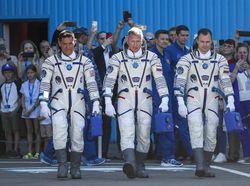 Rusia-AS Luncurkan 3 Astronaut ke Stasiun Luar Angkasa