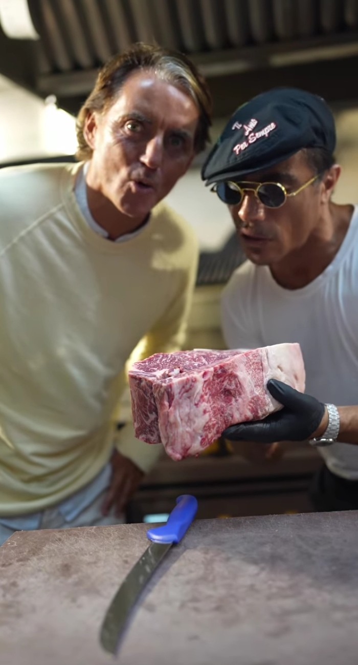 10 Aksi Salt Bae di Dapur Restorannya Saat Mengolah Tomahawk Jumbo
