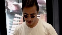 Keahliannya mengolah daging membuat Salt Bae tak membutuhkan peralatan besar. Hanya dengan pisaunya ia bisa memotong-motong daging yang besar menjadi dengan sangat presisi. Foto: Instagram/nusr_et