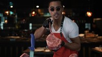 Setumpuk daging tomahawk tak pernah habis tersedia di dapur restorannya. Sekali mengolah dagingnya, Salt Bae sanggup memasak lebih dari puluhan tomahawk yang ukurannya sebesar wajahnya. Foto: Instagram/nusr_et