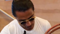 Salt Bae selalu memerhatikan kualitas daging terbaik yang disajikannya. Satu persatu, daging tomahawknya diperiksa kesegaran hingga teksturnya sebelum disajikan ke pelanggan. Foto: Instagram/nusr_et