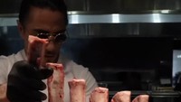 Tangan Salt Bae yang lihai pernah memperlihatkan bentuk tomahawk utuh yang belum dipotong-potong. Beratnya ditaksir lebih dari 10 kilogram. Foto: Instagram/nusr_et