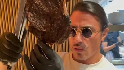 10 Aksi Salt Bae di Dapur Restorannya Saat Mengolah Tomahawk Jumbo