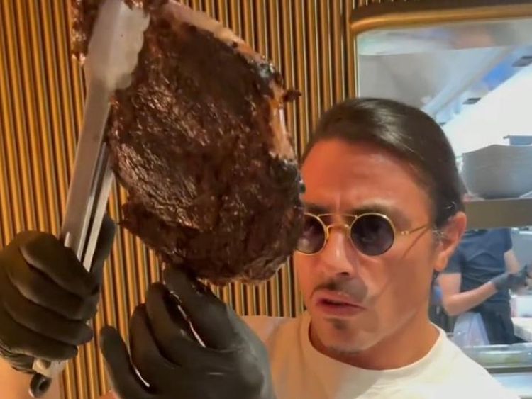 10 Aksi Salt Bae di Dapur Restorannya Saat Mengolah Tomahawk Jumbo