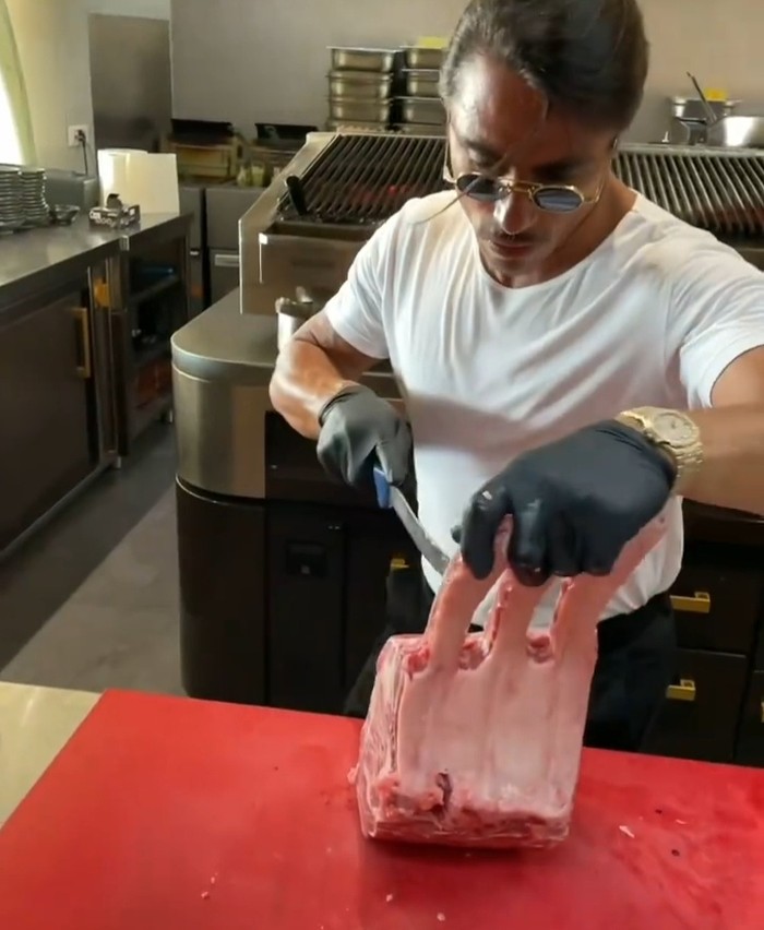 10 Aksi Salt Bae di Dapur Restorannya Saat Mengolah Tomahawk Jumbo