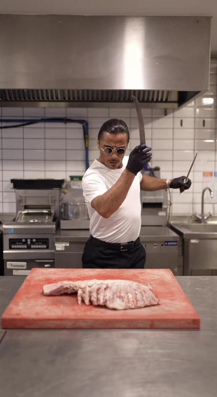 Salt Bae dan Daging Jumbo 10 Aksi Salt Bae di Dapur Restorannya Saat Mengolah Tomahawk Jumbo