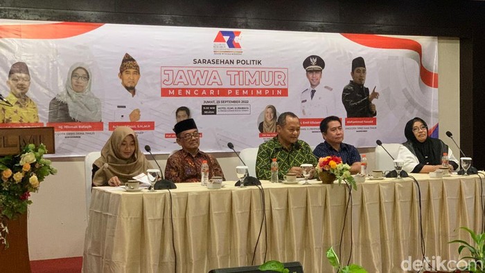 Sarasehan Politik dengan tema Jawa Timur Mencari Pemimpin