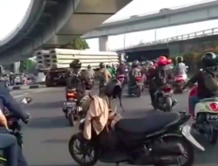 Satu unit truk trailer yang mengangkut beton berhenti di kolong Jalan Letjen S Parman, Grogol, Jakarta Barat (Jakbar). (Tangkapan layar video viral)