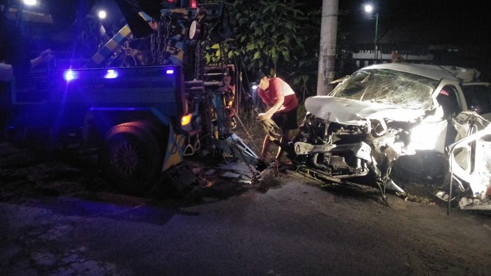 Sigra tertabrak kereta api di Kediri