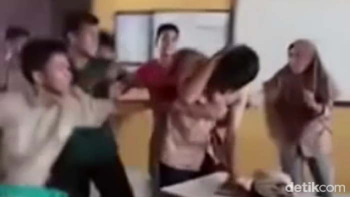 Siswa SMA di Kuansing, Riau dikeroyok teman sekolah.
