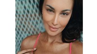 Sophia Latjuba tampil dengan bikin pink. Deddy Corbuzier pun mengomentari unggahan itu: Ga masuk akal Anda. Foto: dok. Instagram/@sophia_latjuba88