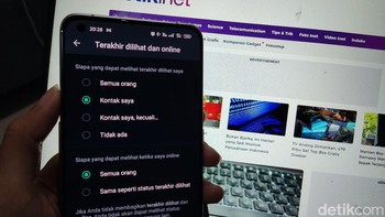 Dengan fitur baru ini, pengguna WhatsApp bisa mengontrol siapa saja orang yang bisa melihat status online mereka atau sama sekali tak bisa dilihat siapa pun, sama seperti kontrol untuk fitur last seen. Pengaturannya ada di menu privasi. Tentu status online WhatsApp bisa muncul seperti biasa jika pengguna menginginkan. Foto: Virgina Maulita Putri/detikinet