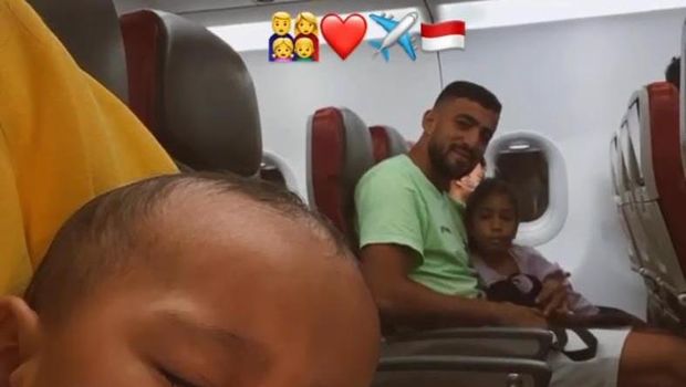 Striker PSM Everton Nascimento bersama istri dan kedua anaknya perjalanan menuju ke Makassar