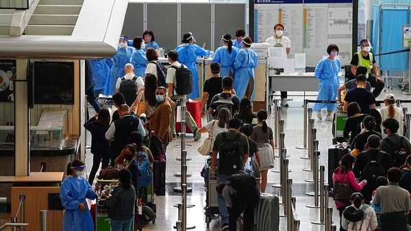 Mereka yang baru datang dari luar negeri diizinkan pergi bekerja atau sekolah tetapi tidak bisa memasuki bar atau restoran selama tiga hari. Tes PCR pra penerbangan yang diperlukan bagi pelancong ke Hong Kong 48 jam sebelum terbang akan digantikan dengan tes antigen.