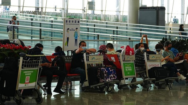 Semua pendatang dari luar negeri dapat kembali ke rumah atau ke akomodasi pilihan mereka tetapi harus memantau sendiri selama tiga hari setelah memasuki pusat administrasi khusus China ini. Semua pendatang dari luar negeri dapat kembali ke rumah atau ke akomodasi pilihan mereka tetapi harus memantau sendiri selama tiga hari setelah memasuki pusat administrasi khusus China ini.