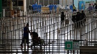 Penumpang mengantre di ruang kedatangan bus menuju hotel karantina dari bandara internasional Hong Kong di Hong Kong, Jumat, (23/9/2022). Pemimpin Hong Kong mengumumkan kota itu tidak akan lagi mengharuskan pelancong yang masuk untuk dikarantina di hotel.