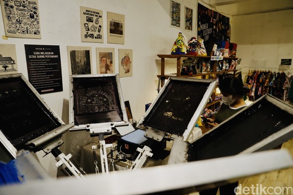 Di sini pengunjung bisa memilih di antara dua metode, yakni metode manual dan custom. Metode manual yaitu sablon manual dengan desain yang sudah disediakan. Foto: Rengga Sancaya/detikcom Di sini pengunjung bisa memilih di antara dua metode, yakni metode manual dan custom. Metode manual yaitu sablon manual dengan desain yang sudah disediakan. Foto: Rengga Sancaya/detikcom