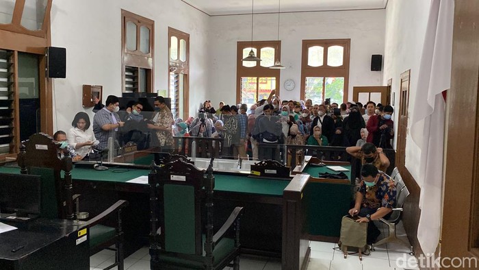 Suasana jelang sidang putusan Ade Yasin. Suasana jelang sidang putusan Ade Yasin.