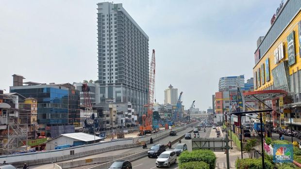 Suasana kawasan proyek MRT Fase 2 Glodok, Jakarta, Jumat, (23/9/2022). (CNBC Indonesia/Muhammad Sabki)